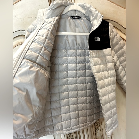 The North Face girls or boys sz M jacket.Perfect condition, worn a couple times. - Picture 4 of 13